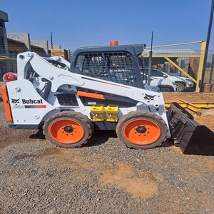 Chargeuse compacte Bobcat S530 robuste, conçue pour la manutention de matériaux, les projets de construction, l'aménagement paysager et les travaux sur site. - Product Image 3