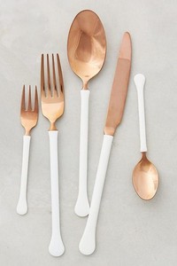 ชุดช้อนส้อมมีดสแตนเลสสีโรสโกลด์พร้อมด้ามจับสีขาว สำหรับโต๊ะอาหาร - Product Image 5