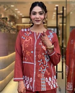 Conjunto Casual Bordado de Diseño Indio, Conjunto de Fiesta de Algodón con Bordado Intenso, Top y Pantalón - Product Image 3