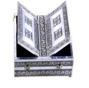Soporte para Libros Sagrados de Latón Hecho a Mano con Baño de Oro Meenakari, Oxidado, con Forma de Libro y Estuche Decorativo con Grabado en Relieve - Product Image 3