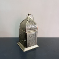 Lanterne décorative marocaine en fer forgé au design artisanal avec finition dorée 3,5x3,5x6,5 pouces Modèle L698 Fait à la main pour la décoration intérieure