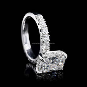 Bague de Fiançailles de Luxe Certifiée en Or Jaune 14K avec Moissanite Taille Radiant, Halo Caché et Micro-Pavé de Diamants – Vente en Gros OEM/ODM - Product Image 2