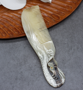 Peigne en corne de buffle de haute qualité et peigne coiffant en plumes de paon, finition naturelle et lisse, personnalisable, design sur mesure - Product Image 1