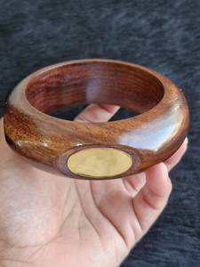 Bracelets en bois élégants et durables, faits à la main, en bois naturel, finition artisanale, incrustation de copeaux de laiton, logo artistique, collection de bijoux pour usage quotidien, artisanat - Product Image 3