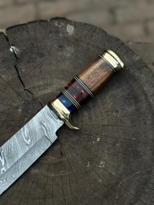Cuchillo Bowie de Camping Personalizado OEM Hecho a Mano con Punta Clip de Acero de Damasco de 3mm, Mango de Madera+Resina+Latón, Funda de Cuero, 15 Pulgadas - Product Image 3
