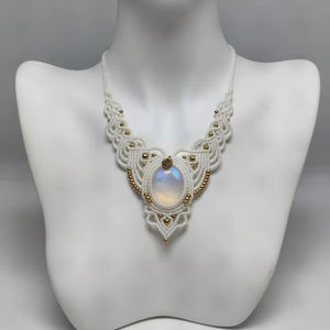 Collier ras du cou en macramé Royal Jade, fil crème, fait main, chaînes à billes classiques, HARI OM CREATIONS, cadeau bouddhiste - Product Image 1