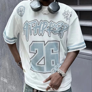 เสื้อยืดแขนสั้นลายกราฟิกเบสบอลสำหรับผู้ชาย ทรงปกติ คอวี ผ้าทอ พิมพ์ลายดิจิทัลด้านหน้า ดีไซน์ 'THRSP' ระบายอากาศได้ดี - Product Image 1