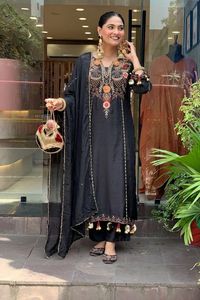 Magnifique ensemble Kurti en viscose et soie Chanderi avec broderie à motifs séquentiels, pantalon en soie et dupatta en soie Chanderi - Product Image 5