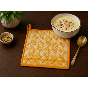 Porta ollas acolchado de algodón premium con estampado botánico y borde naranja – Porta ollas de cocina resistente al calor con asa para colgar - Product Image 1