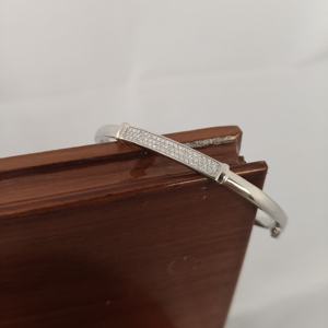 Brazalete de Barra Plateada con Diseño Geométrico, Elegante y Moderno, con Micro Pavé de Diamantes, Joyería para Mujer, Regalo - Product Image 2