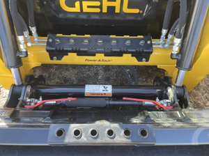 รถตักล้อยาง GEHL V210 ปี 2024 พร้อมอุปกรณ์ยก ® ความจุ 2200 ปอนด์ (ใหม่) - Product Image 3