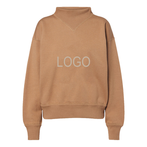 Sweat-shirt personnalisé pour femme en mélange de coton camel, col montant, coupe ample, poignets et ourlet côtelés, logo métallique sur le devant, pull-over, OEM, marque privée - Product Image 3