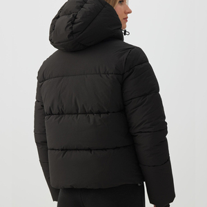Chaqueta Acolchada Negra para Mujer con Capucha Desmontable, Manga Larga, Abrigo de Invierno, Relleno Grueso de Poliéster, Cierre de Cremallera, Corte Corto - Product Image 3