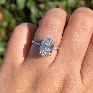 Bague de fiançailles et de mariage classique en or avec diamant ovale de 4,25 carats cultivé en laboratoire, certifié IGI, sertissage invisible, idéale pour les fêtes - Product Image 1