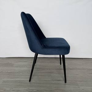 Silla de comedor minimalista tapizada en tela de terciopelo con patas de acero inoxidable - Product Image 4