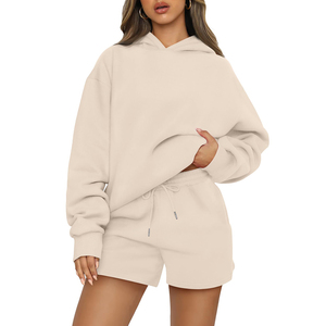 Ensemble de survêtement décontracté pour femme avec logo personnalisé imprimé, comprenant un sweat à capuche oversize et un short de sport - Product Image 3