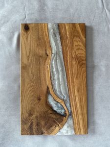 Planche de cuisine élégante en bois et résine pour une salle à manger moderne, planche à découper artisanale en bois et résine époxy - Product Image 3