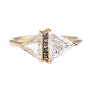 Bague en or 14 carats pour femme, sertie d'un diamant taillé en triangle, style classique de fiançailles, certifiée IGI - Product Image 1
