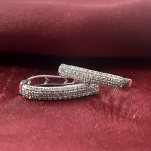 Pendientes de Aro Huggie con Diamantes Naturales de Corte Redondo para Mujer, 0.50 Cttw, Plata de Ley 925, Engaste de Garras, Joyería de Moda al por Mayor - Product Image 6