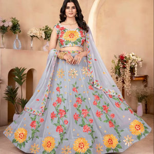 ชุดเลเฮนกาแบบอินเดียดั้งเดิมสไตล์ตะวันตก ผ้าตาข่ายลายผีเสื้อ วัสดุรีไซเคิล สำหรับงานปาร์ตี้ งานแต่งงาน ทุกฤดูกาล รุ่นล่าสุดจาก Ramdev Trading - Product Image 1