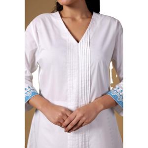 ชุดเสื้อผ้าฝ้ายป๊อปลินเนื้อดีสำหรับผู้หญิง แบบ 2 ชิ้น เสื้อคอวี แขนสามส่วน สไตล์ลำลอง กางเกงขายาว แต่งลายปะติด ระบายอากาศได้ดี - Product Image 1