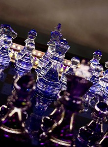 Jeu d'échecs de luxe en résine fait main avec plateau décoratif artistique pour la décoration intérieure et le design sportif - Product Image 2