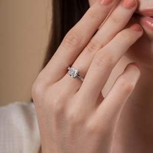 Anillo de compromiso de lujo con diamante cultivado en laboratorio de corte cojín, engaste de halo en forma de vid, color D, claridad VVS2, oro macizo, regalo de promesa - Product Image 3