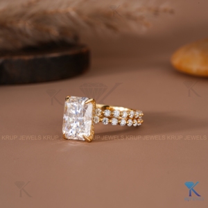 Anillo de compromiso con diamante cultivado en laboratorio de corte radiante, oro amarillo macizo, halo oculto y banda pavé para mujer, joyería fina. - Product Image 3