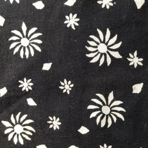 Tissu imprimé à la main 100% coton, base noire, motif floral Buti blanc |   Vente en gros à Jaipur - Product Image 1