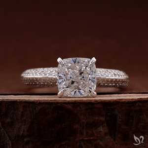 Anillo de compromiso y nupcial audaz de oro blanco con diamante de laboratorio de 2 quilates con corte cojín y banda micro pavé. - Product Image 1