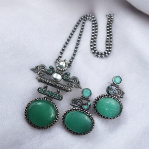 Ensemble collier et boucles d'oreilles Om Fashion Studio en laiton oxydé argenté avec pierre verte - Product Image 3