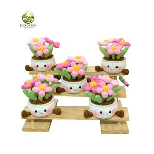 Pot de fleurs en crochet coloré en forme de fraise avec support en bois pour la décoration de bureau - Product Image 4