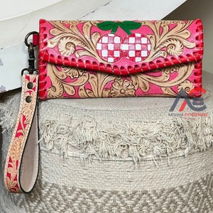 Cartera de mujer de cuero genuino con bloqueo RFID, diseño de motivo a cuadros cereza, hecha a mano, a la moda y de gran venta, con correa de muñeca. - Product Image 1