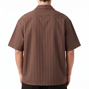 Camisa de hombre con botones y rayas minimalistas, patrón bicolor, corte holgado, manga corta, tejido relajado, proveedor mayorista OEM - Product Image 2