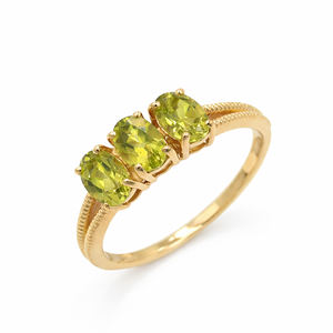 Anillo de Plata de Ley 925 con Tres Peridotos Ovalados y Banda en Forma de V, Chapado en Oro de 1 Micrón y Rodio - Product Image 1