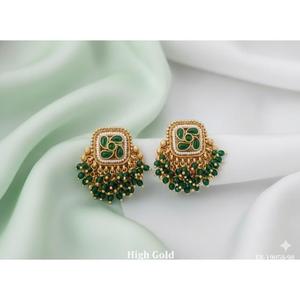 Pendientes Jhumka de Perlas con Acabado Dorado de Lujo, Joyería Tradicional del Templo del Sur de la India, Diseño Étnico para Bodas y Fiestas - Product Image 3