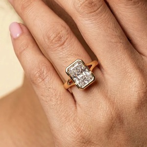 Anillo de Diamantes Solitario con Corte Radiante de 2.75 CT para Mujer en Oro Blanco, Amarillo y Rosa de 14K, Estilo Bisel, Anillo de Compromiso - Product Image 3