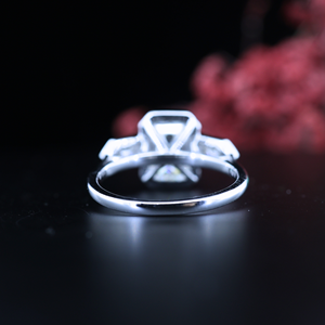 Anillo de compromiso de plata de ley 925 con moissanita de corte esmeralda y 3 diamantes laterales de corte baguette para mujer, venta al por mayor - Product Image 5