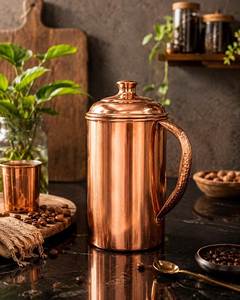 Carafe à eau artisanale en cuivre avec finition martelée et bouton en laiton, design vintage pour la salle à manger - Product Image 3