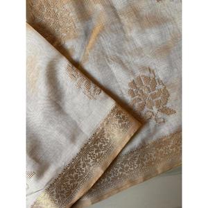 Sari en soie Tussar léger et élégant de la marque Elite Weaves avec broderie complexe en point de croix pour les mariages, disponible sur Shopify - Product Image 1