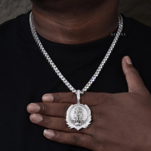 Colgante Medallón Laurel Halo Jesus Piece - Colgante de Moissanita de Plata de Ley 925, Colgante de Moissanita Jesús Hecho a Mano con Precisión - Product Image 1