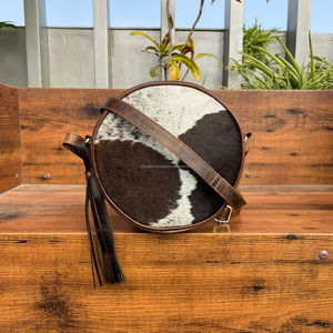 Bolso de cantimplora de cuero para ocultar el cabello inspirado en el oeste de moda Eslinga circular de cuero genuino con acento de borla y cierre de cremallera - Product Image 3