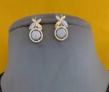 Magnifique ensemble de mangalsutra plaqué or avec pendentif et boucles d'oreilles assorties, parfait pour les mariages et le port quotidien, charme intemporel et tendance. - Product Image 2