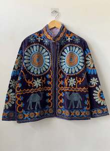 Veste brodée Suzani faite à la main, aspect velours riche, motif floral multicolore, style vintage, mode ethnique, artisanale, pour festival - Product Image 3