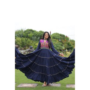 Navratri Special Kutchi Gamthi Vestido de noche bordado con espejo hecho a mano - Product Image 4