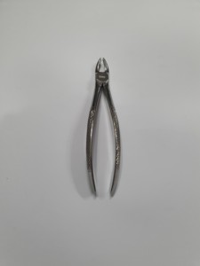 Pinzas para Dientes del Sabiduría Superiores BK Industries, Acero Inoxidable, Agarre Moleteado Plateado, Instrumento Quirúrgico Manual Clase I - Product Image 4