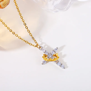 Collar con Cruz Geométrica Giratoria para Mujer en Acero Inoxidable con Baño de Oro de 18K e Incrustaciones de Circonio - Product Image 1