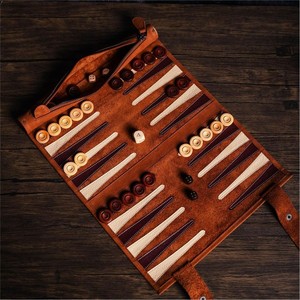 Ensemble de backgammon de luxe portable en cuir enroulable, jeu de voyage artisanal en daim avec poche zippée, dés et jetons - Product Image 4