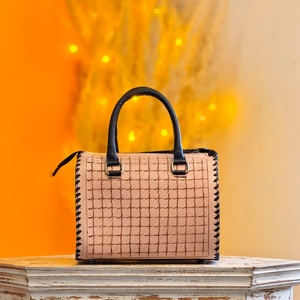 Bolso Grande de Lujo Venus Leathers, Impermeable, Portátil, de Poliéster Ligero y Cuero Genuino, con Cremallera Única, Diseño Floral y de Letras - Product Image 2