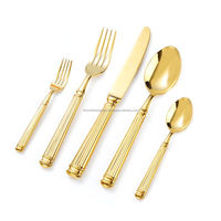 Ensemble de couverts en métal moderne et élégant avec poignées élégantes offrant une apparence luxueuse et une commodité de salle à manger fonctionnelle